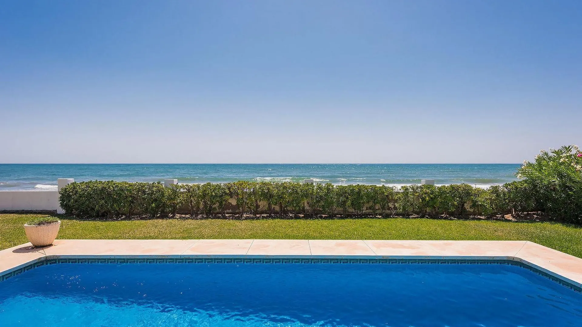 1100 Marbella Beachfront First Line 0*,